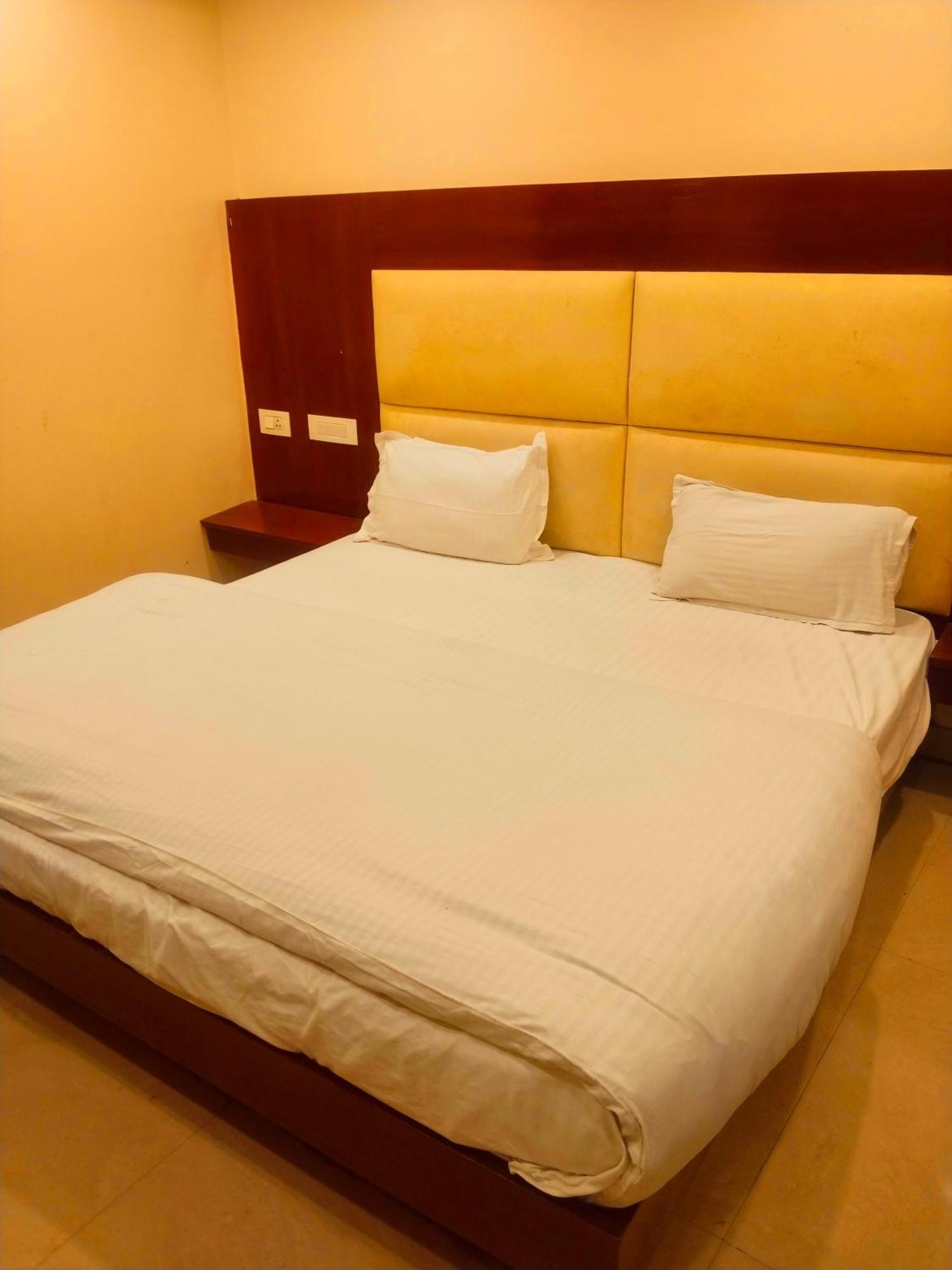 Hotel Aerocity Golden Close To New Delhi Airport Экстерьер фото
